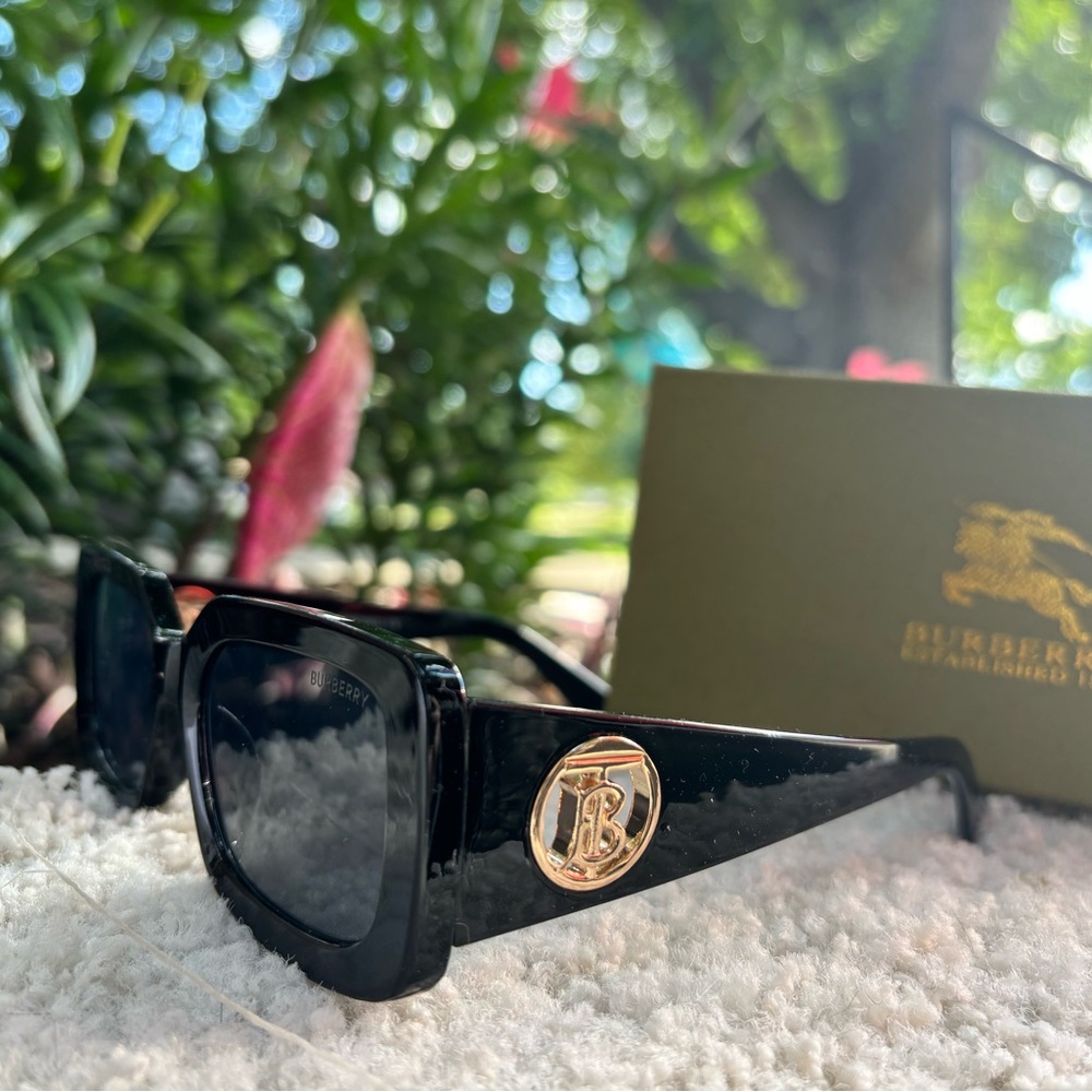 Black sunglasses for woman